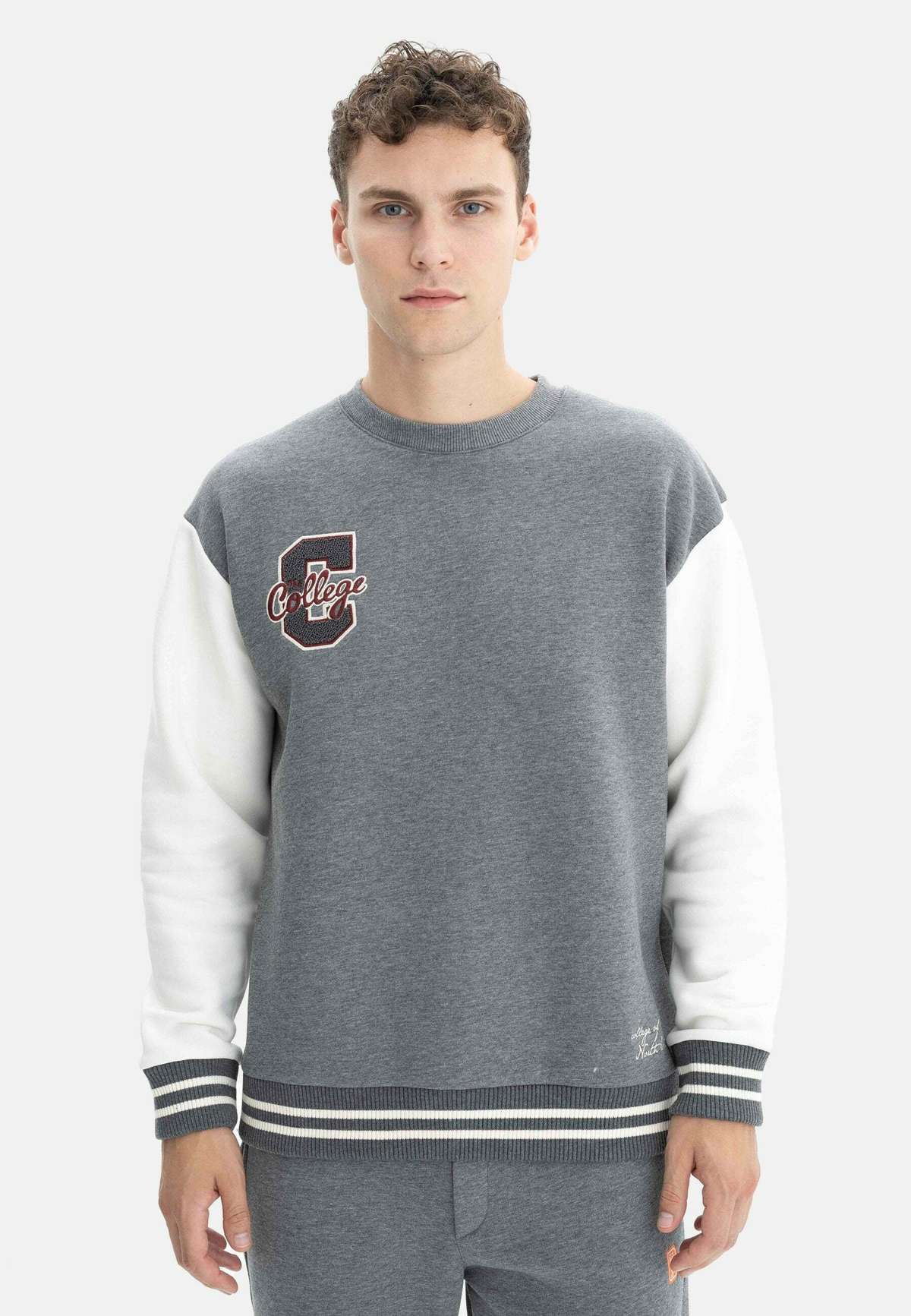 Кофта CREW NECK WITH PATCHES