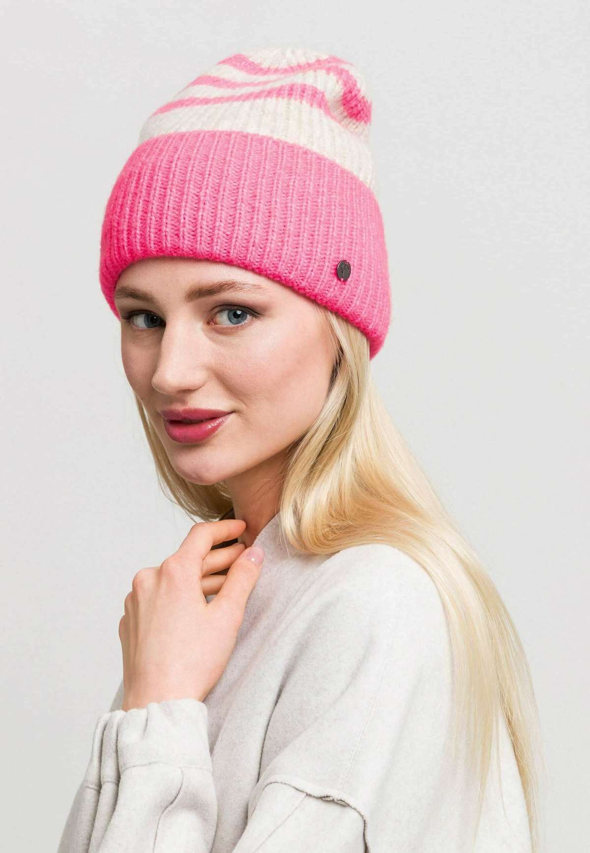 Шапка RIPPED BEANIE