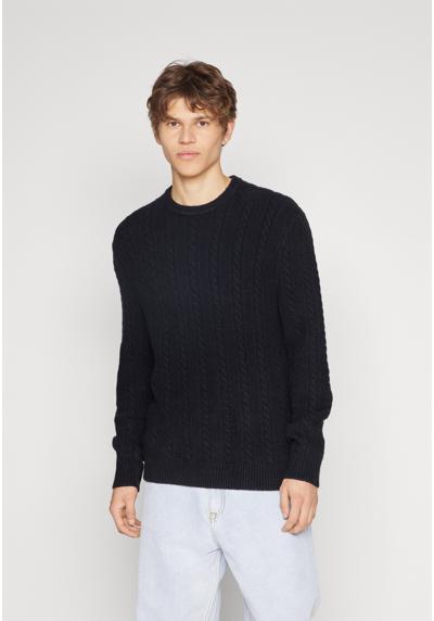 Пуловер CABLE CREW SWEATER CABLE CREW SWEATER