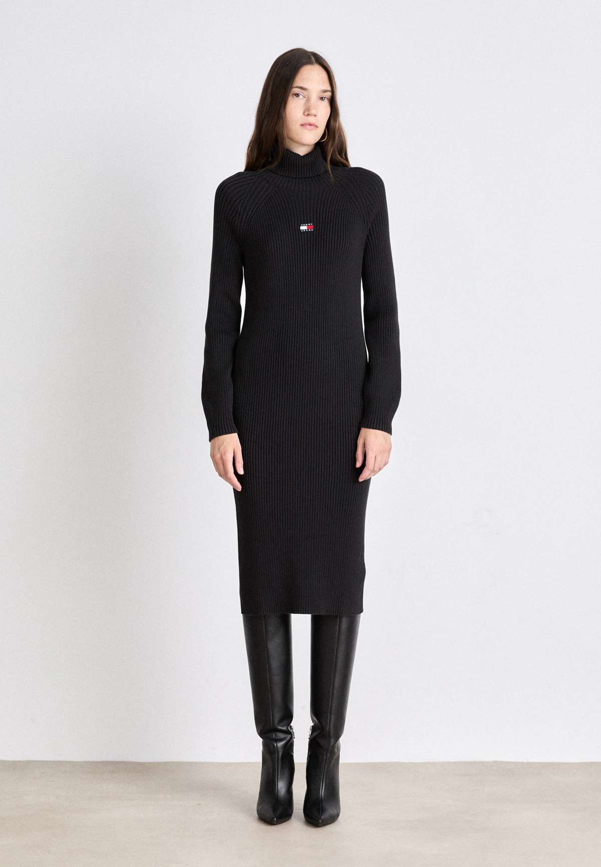 Трикотажное платье MOCKNECK BADGE DRESS