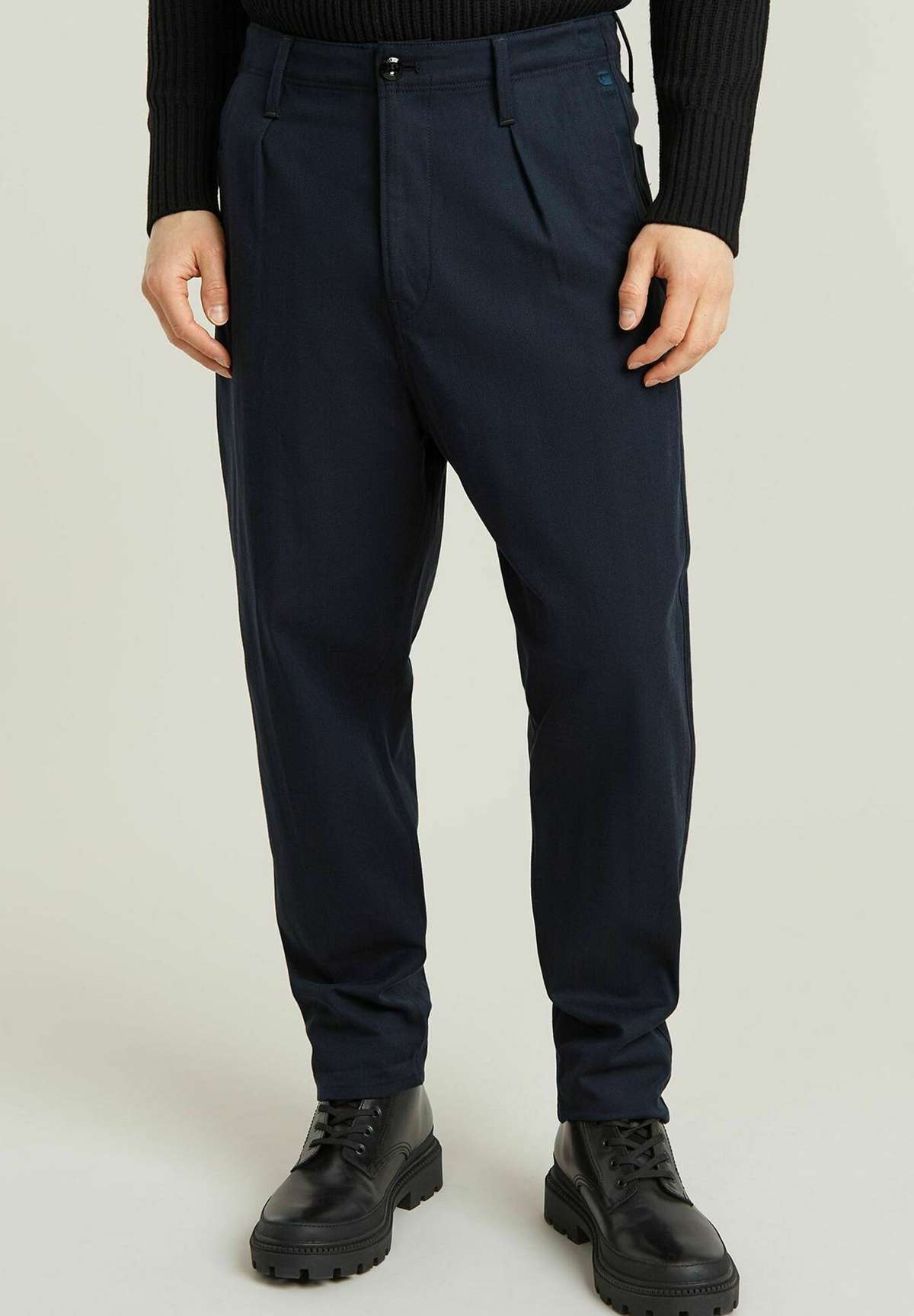 Брюки PLEATED CHINO RELAXED TAPERED